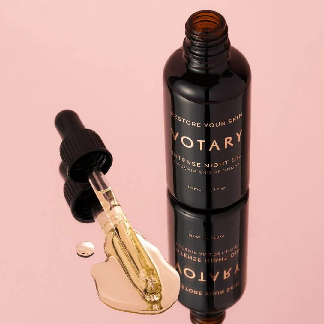 Votary Intense Night Oil Rosehip & Retinoid Mini 15ml – golden oil texture swatch on white background