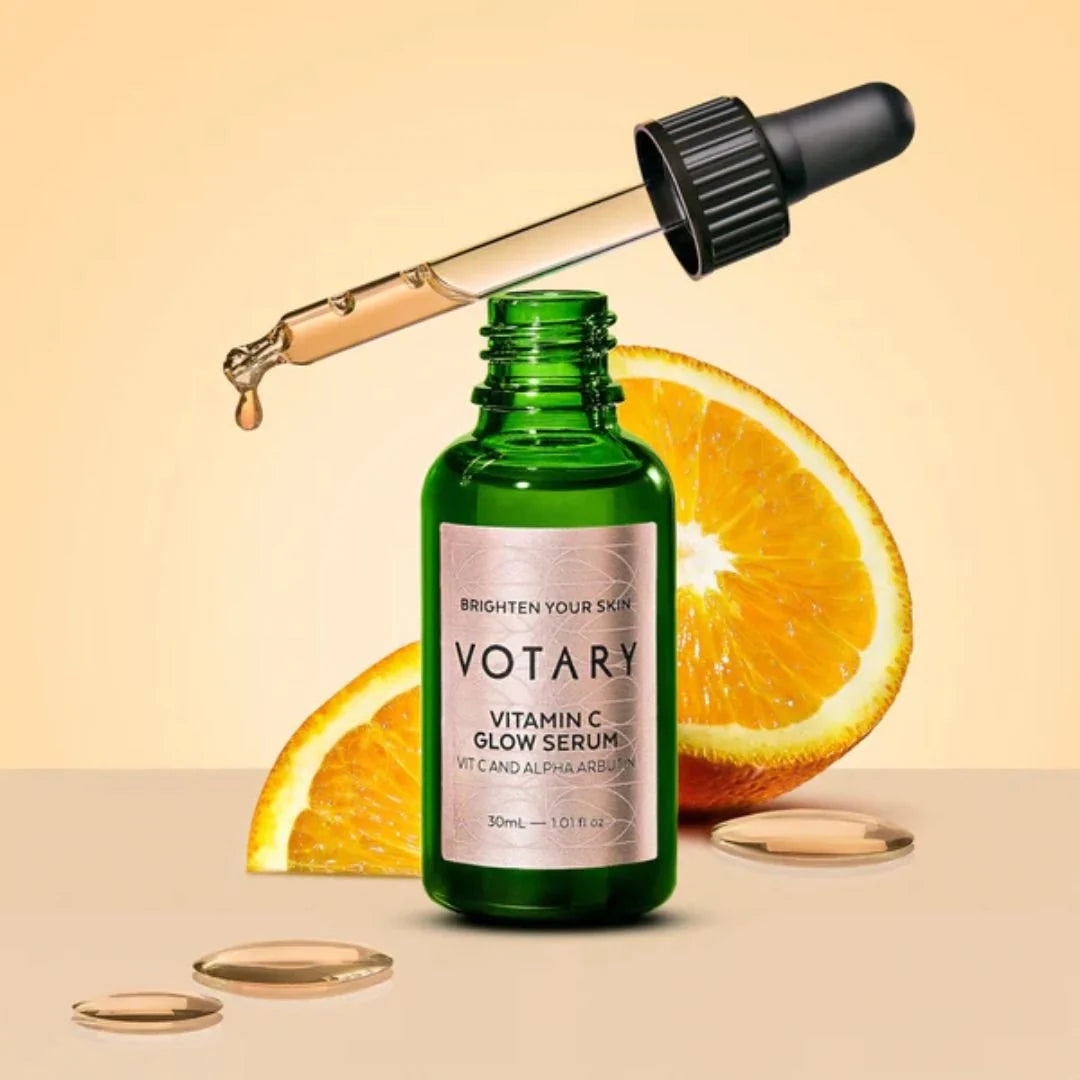 Votary Vitamin C Glow Serum Niacinamide and Alpha Arbutin 30ml – key benefits infographic: brightens, reduces dark spots and evens skin tone