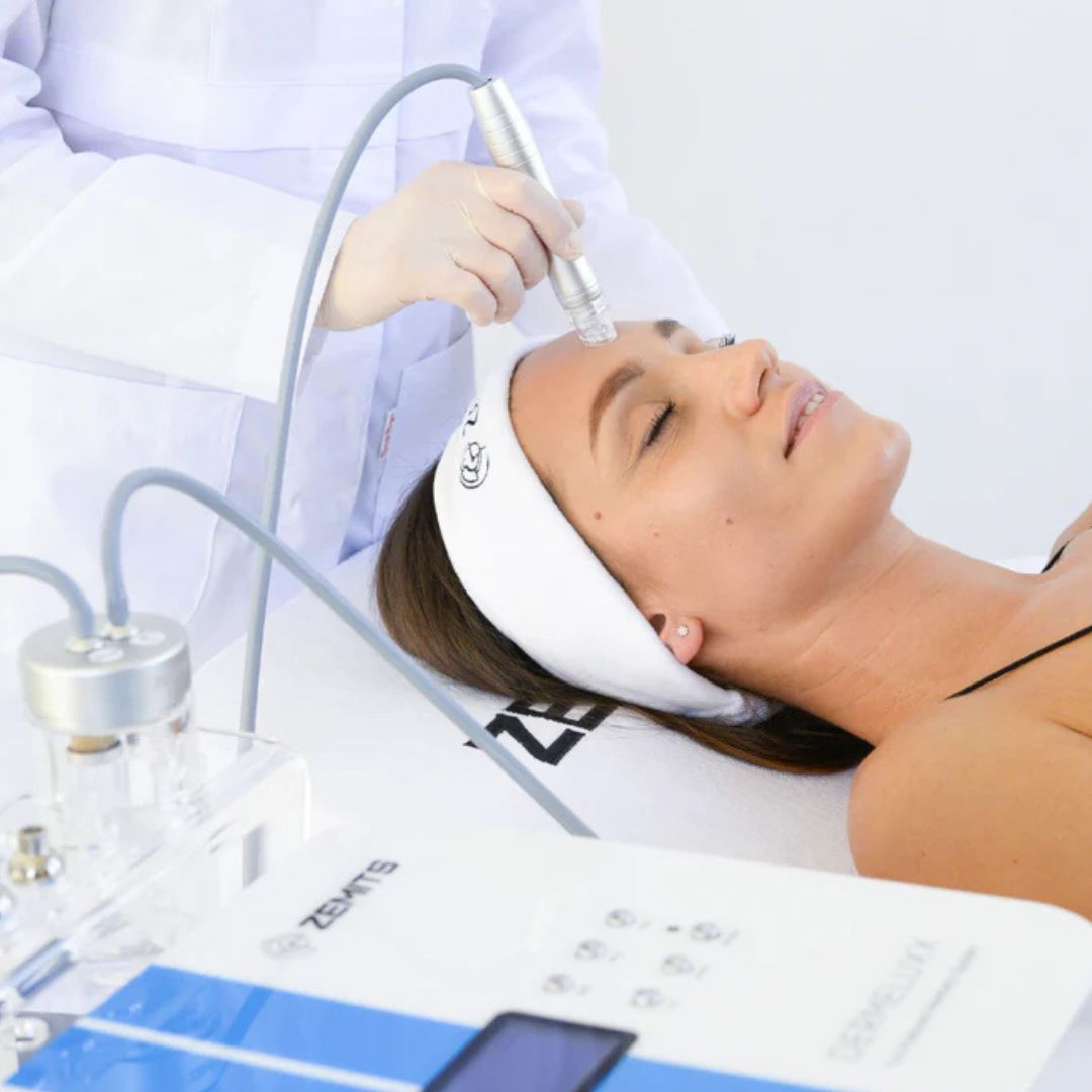 Non Invasive: Offers a gentle alternative to manual extractions, reducing the risk of skin damage.