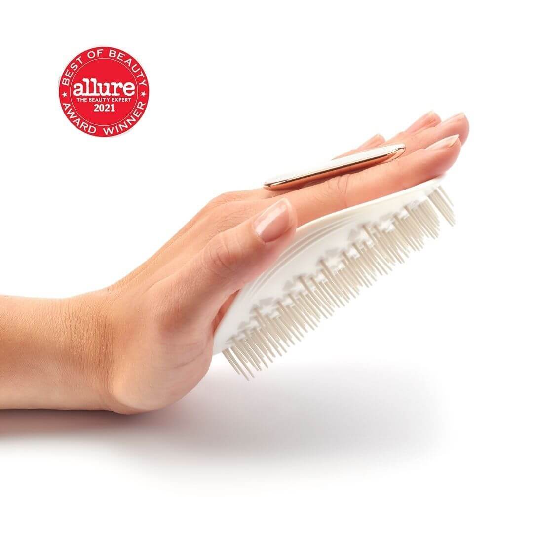 Manta Healthy Hair Brush Fix with fingers