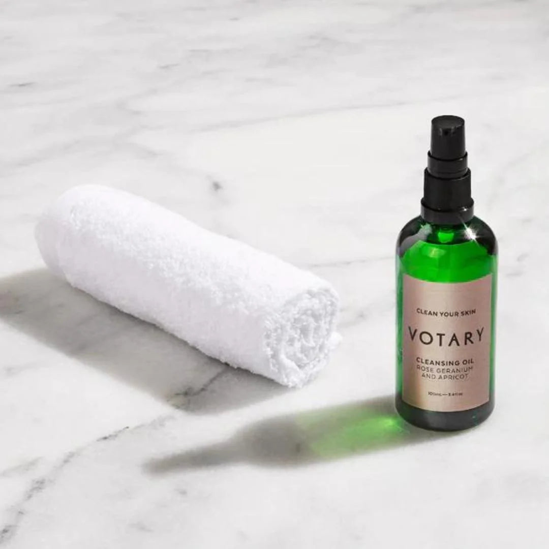 Votary Cleansing Oil Rose Geranium & Apricot 100ml – key ingredients infographic: apricot kernel oil, rose geranium and vitamin E